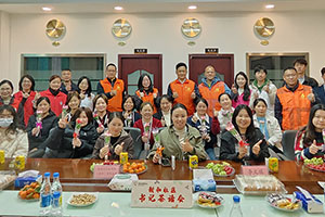 福城街道新和社區(qū)蒞臨雅香麗化妝用品（深圳）有限公司開(kāi)展“巾幗綻放.婦女權(quán)益保護(hù)法介紹”書(shū)記茶話會(huì)。